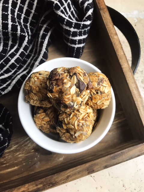 Read more about the article OATMEAL CHOCOLATE ENERGY BALLS
